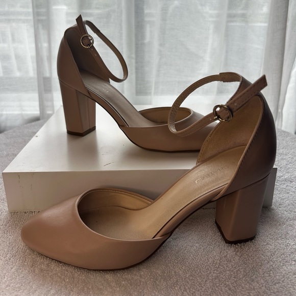 Le Château Nude Closed Toe Heels - Picture 2 of 4